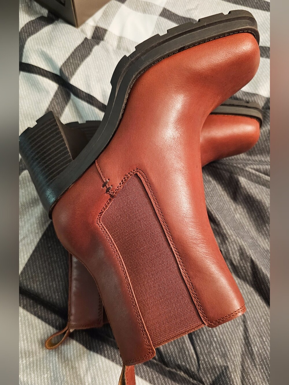 New Crown Vintage Dilana Chelsea Block Heel Boot Size 7M - Picture 1 of 6
